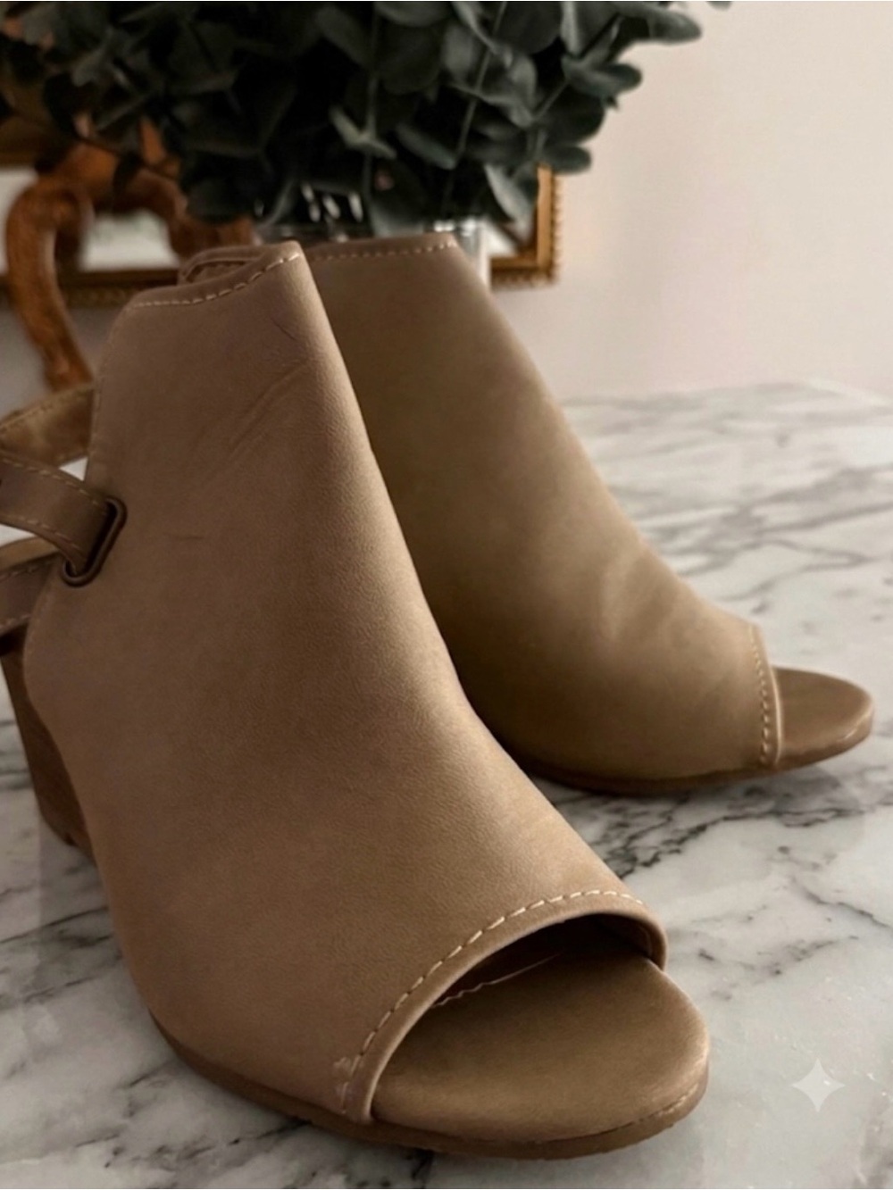 Open-Toe Sandals in Taupe